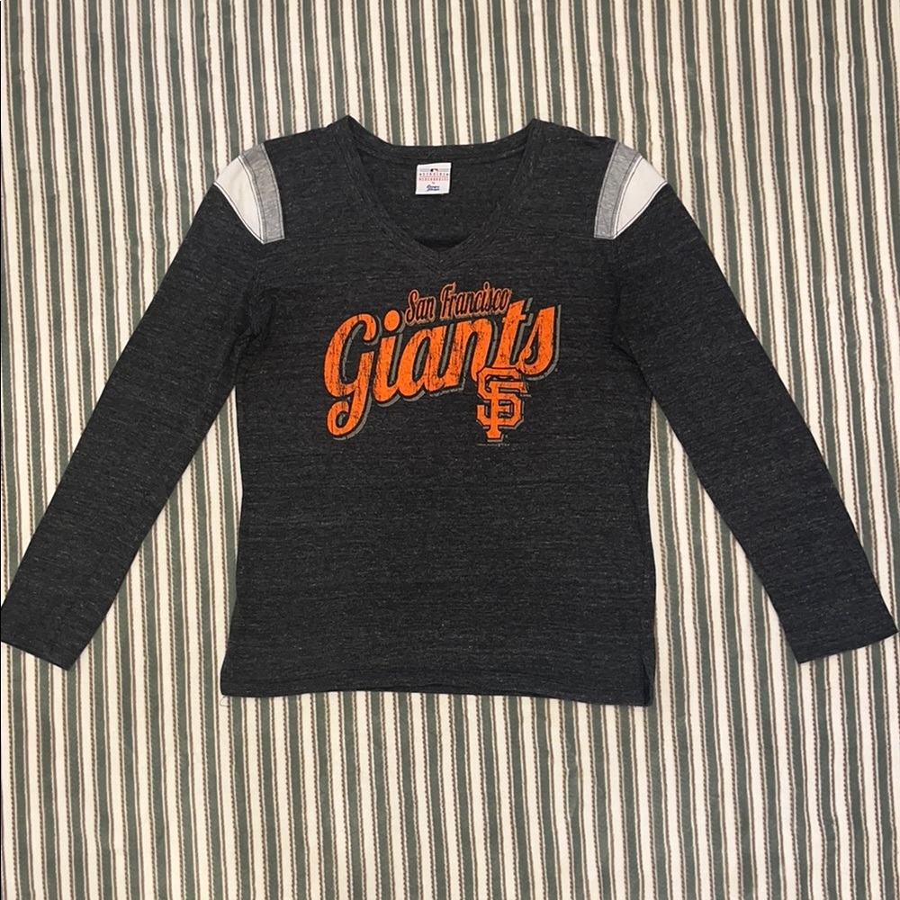 SF Giants Women’s Long Sleeve Vneck Shirt with a distressed look size L